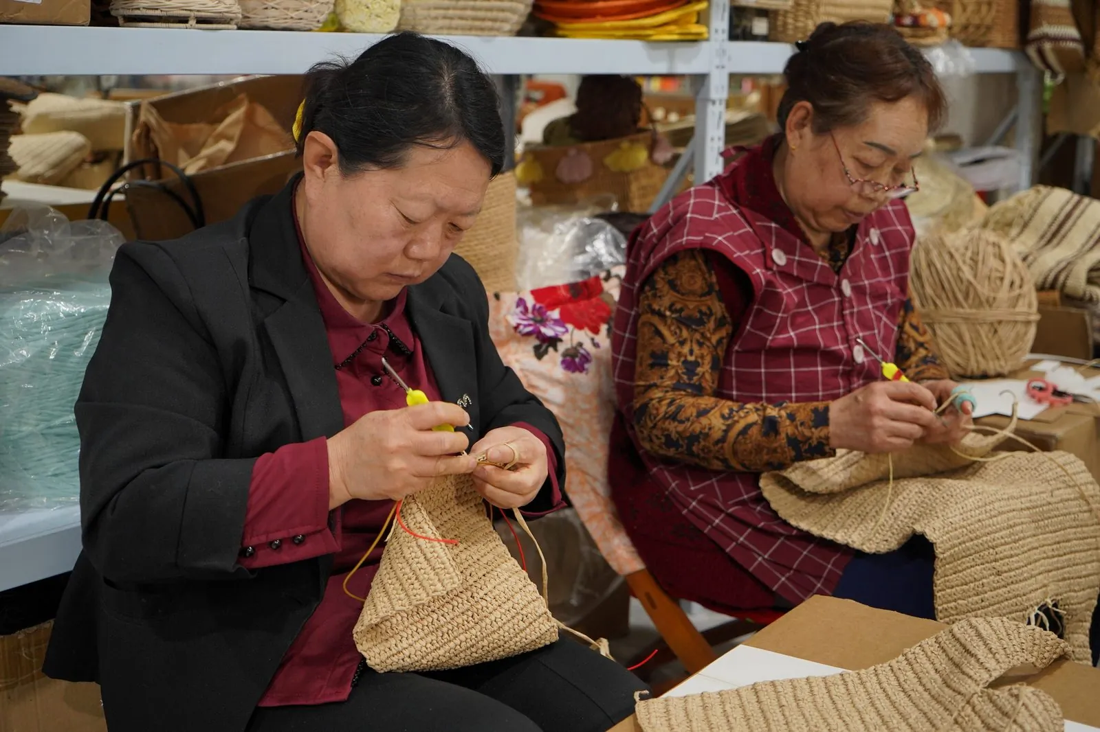 Artisan hand weaving technique - photo 3